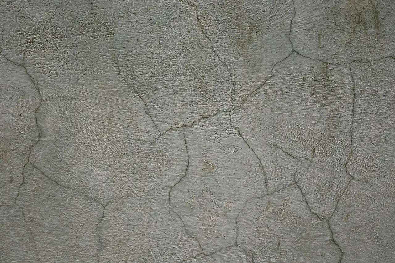 Grietas en muro de hormigón