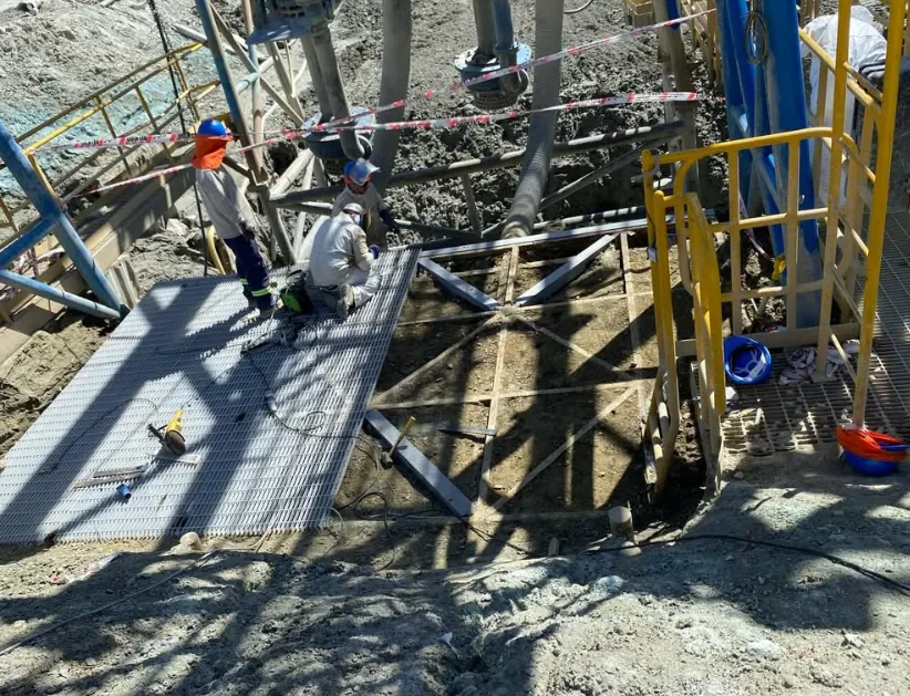 Montaje del refuerzo estructural bajo la plataforma de la zona de sumideros