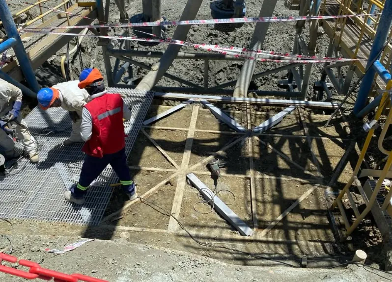 Estructura de refuerzo con arriostramiento antes de reinstalar la parrilla
