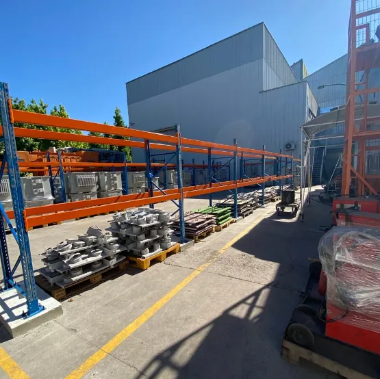Racks con componentes de transformadores en TUSAN