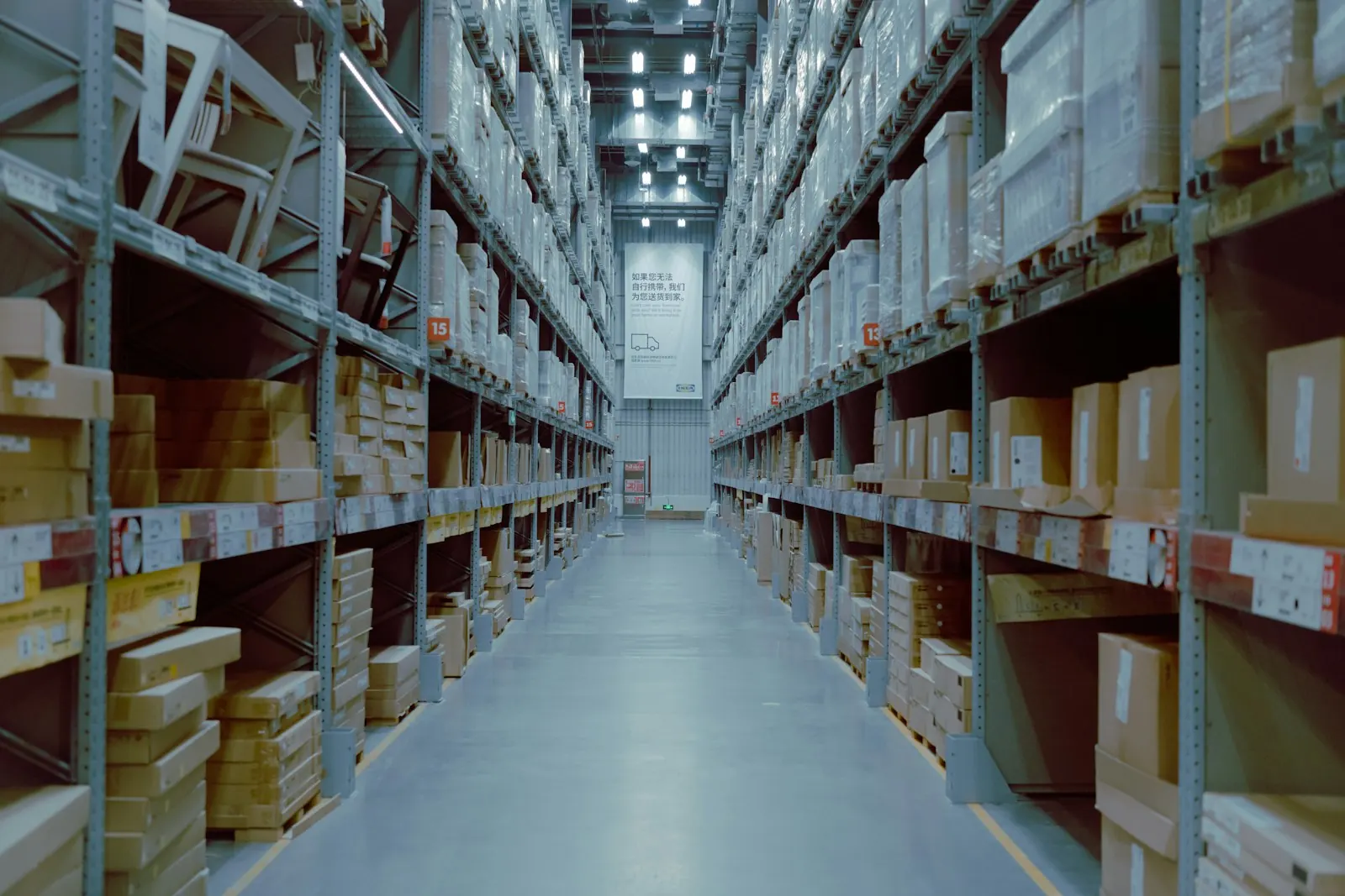 Centro de distribución logístico — interior con racks de altura